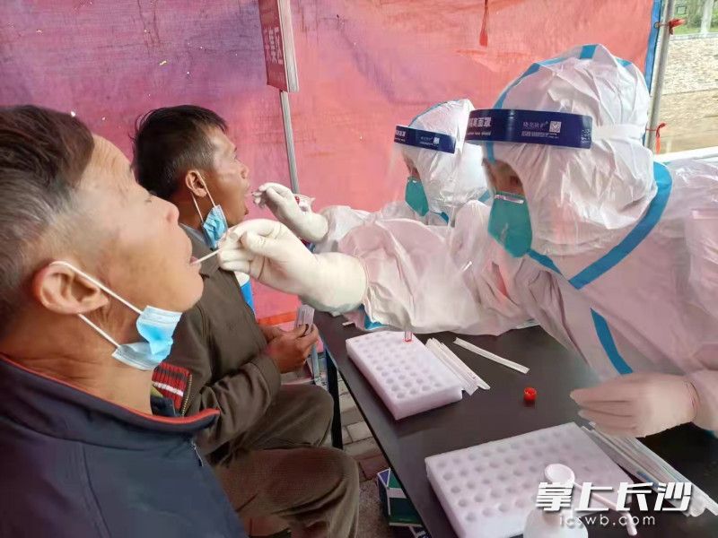 长沙医务工作者坚守核酸检测一线。  长沙市中医医院供图