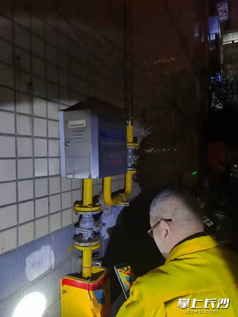 夜幕下，新奥燃气公司工作人员检修燃气管道。均为受访者供图