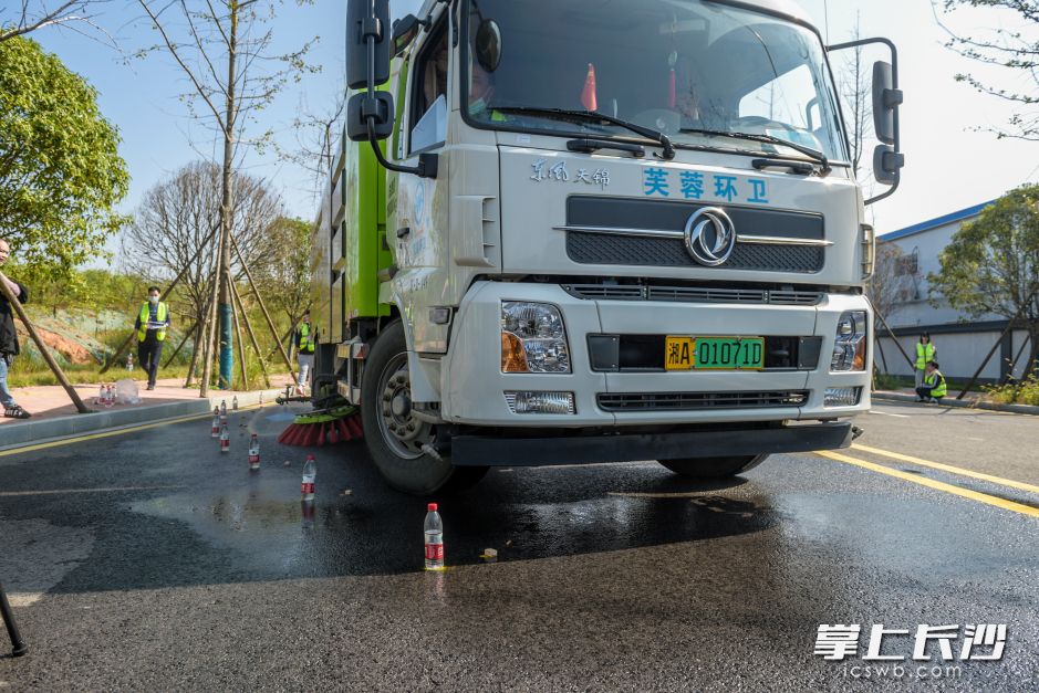环卫作业车辆比赛弯道清扫。全媒体记者 陈飞摄