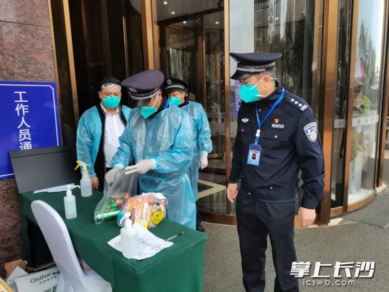 李成林（右一）和同事驻守隔离酒店。长沙县警方 供图