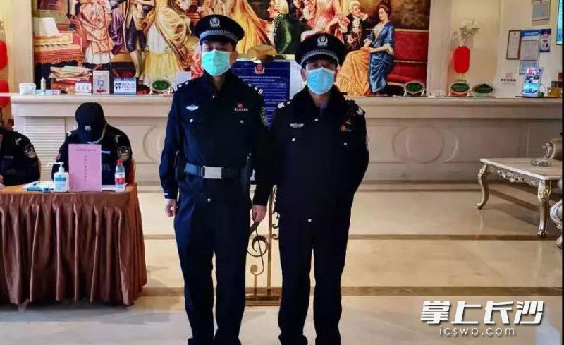 李成林（左一）和同事驻守隔离酒店。