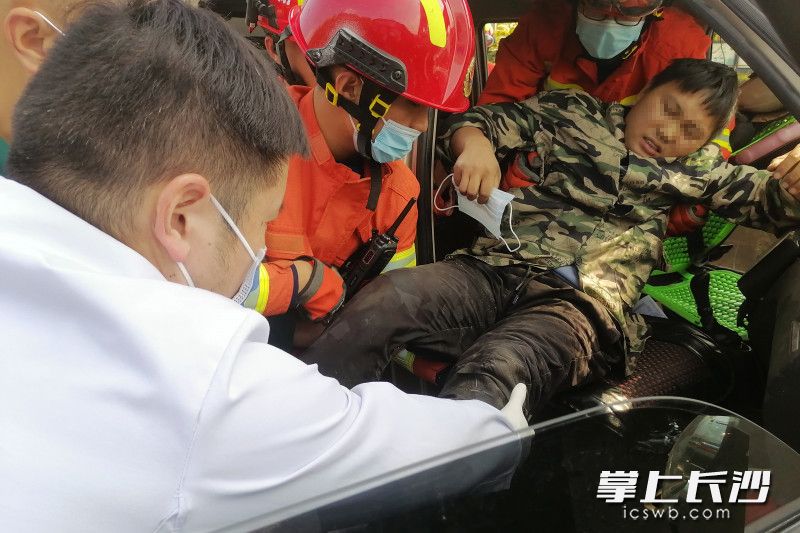 经过15分钟紧张救援，消防员成功将面包车内的被困驾驶员救出。 均为长沙晚报通讯员 胡宇波 供图