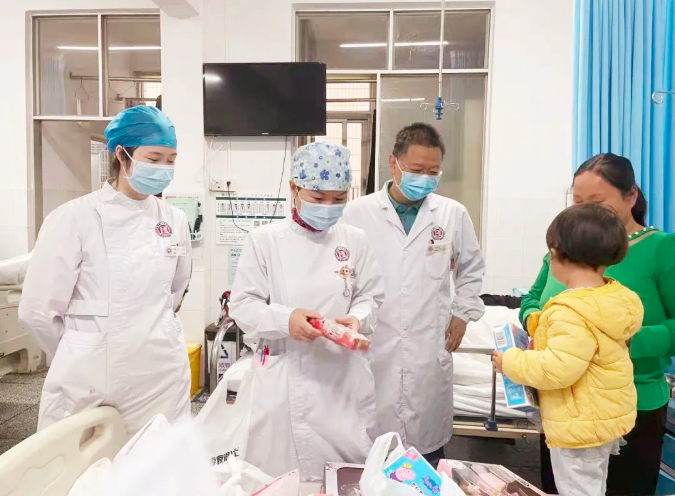 湖南省人民医院泌尿三科为患儿减免上万元医疗费，段燚星主任和高海华护士长等医护人员还送来玩具、零食等。均为长沙晚报通讯员 梁辉 王赛辉 供图