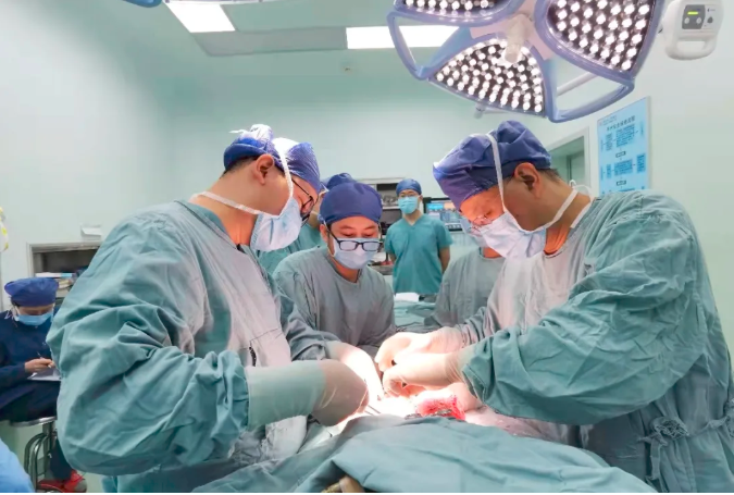 省人民医院泌尿三科段燚星主任团队为患儿施行手术。