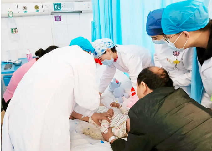 医护人员查看患儿术后恢复情况。