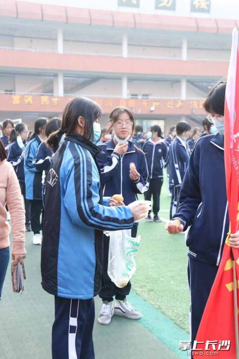 今日主题教育活动后，长沙市第十一中学师生每人领到一个冻土豆。照片由学校提供