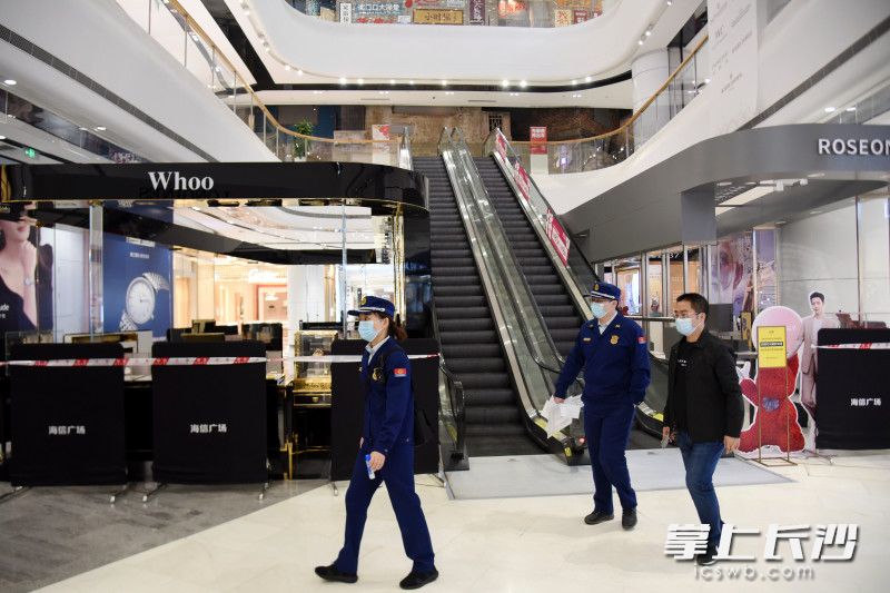 消防监督员对海信广场中庭存在的消防安全隐患督促整改。均为长沙晚报全媒体记者 刘琦 摄