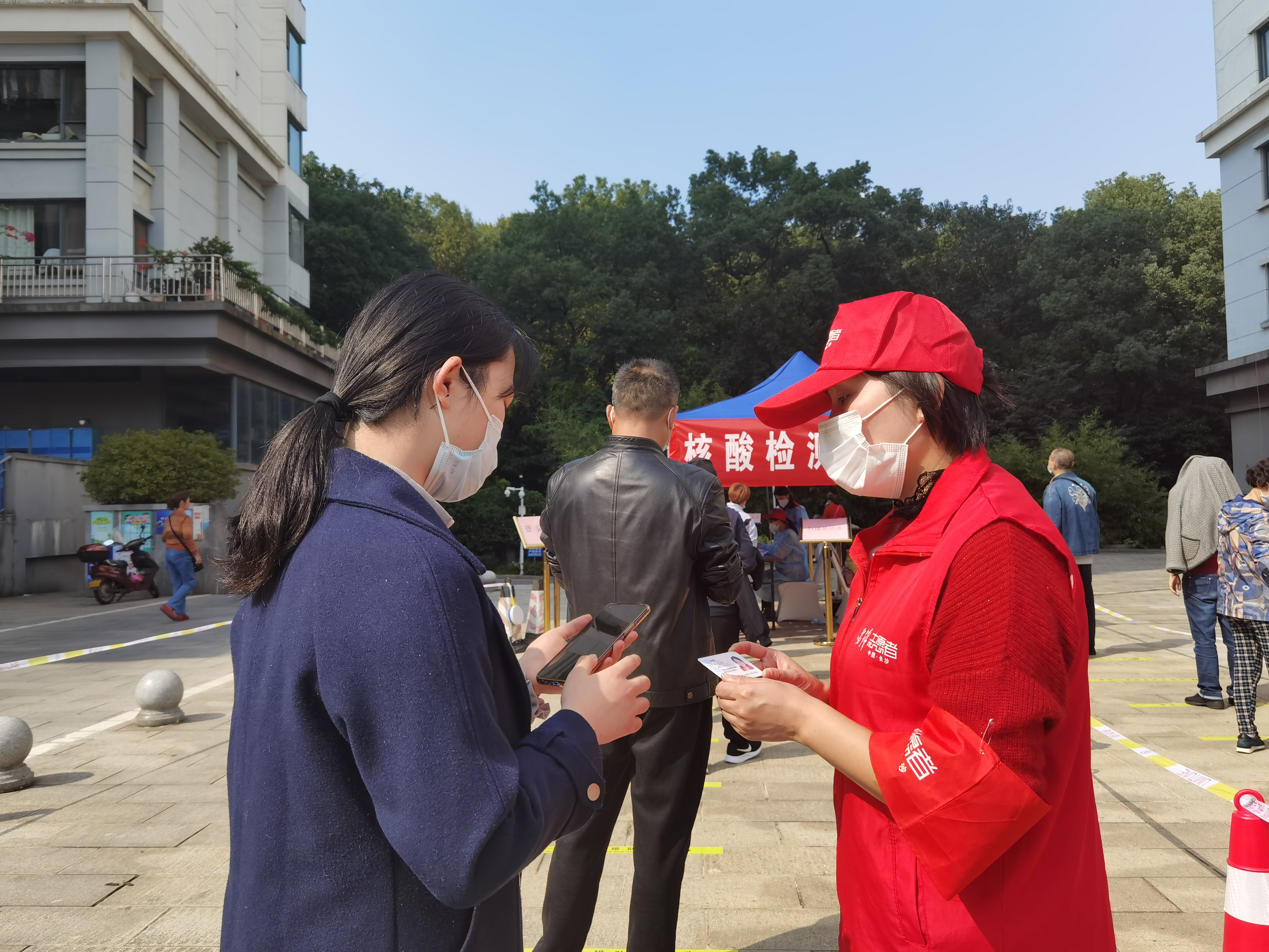 徐香在现场维持秩序。
