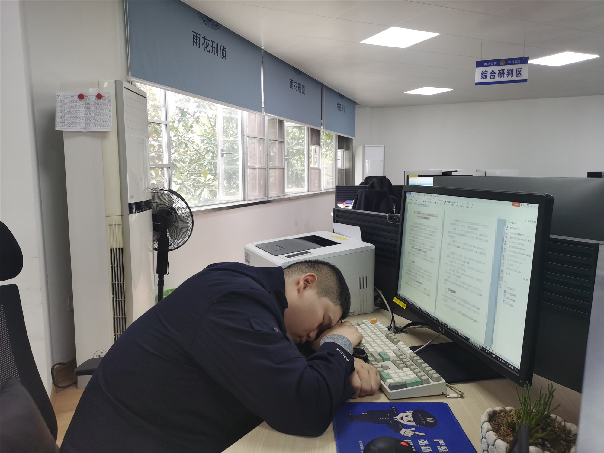 长时间加班忙碌后，高宏锋趴在电脑前眯一觉。 雨花公安供图