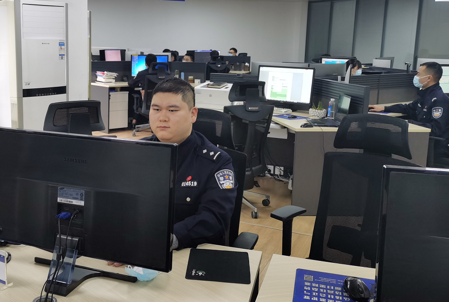 为尽快阻断疫情传播链条，高宏锋和同事们加班加点开展涉疫数据核查和流调溯源工作。 长沙晚报通讯员 李思霖 摄