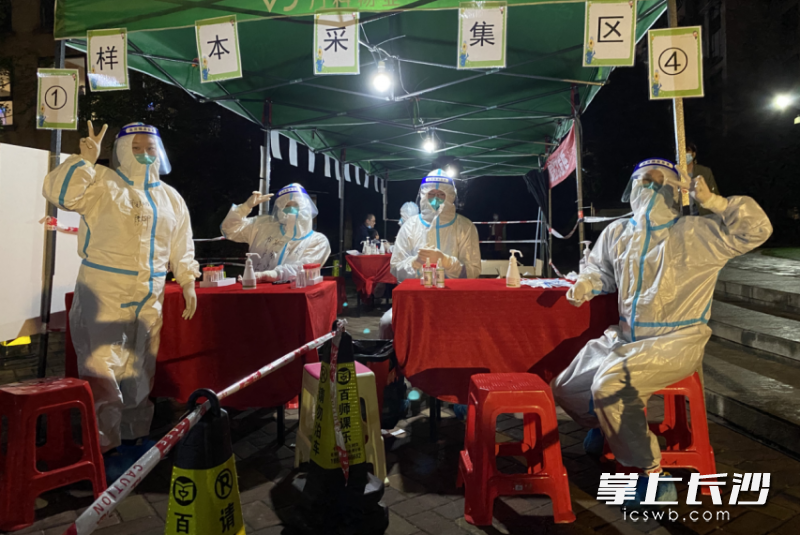 核酸采样志愿队连续几天坚持到凌晨结束工作。