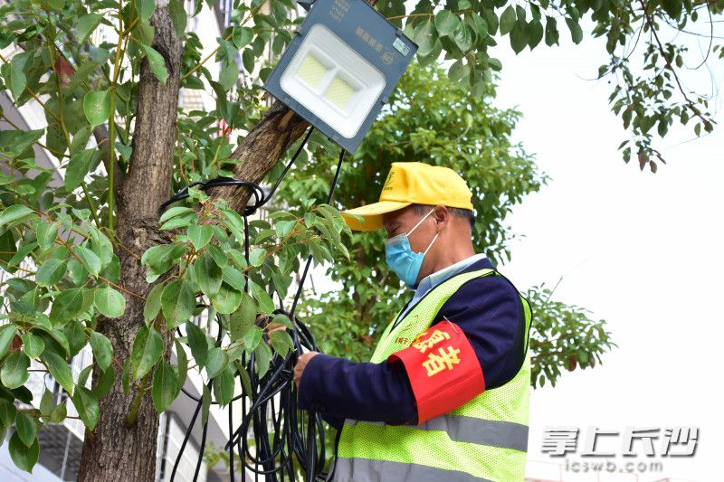 戴四江为检测场地接临时电线。长沙晚报通讯员 陈湘意 摄