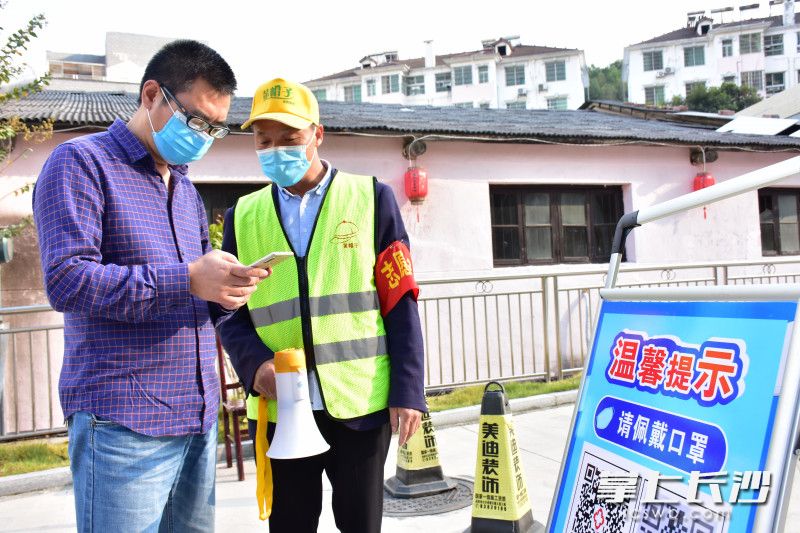 一大早，戴四江又来到检测现场值守。长沙晚报通讯员 陈湘意 摄