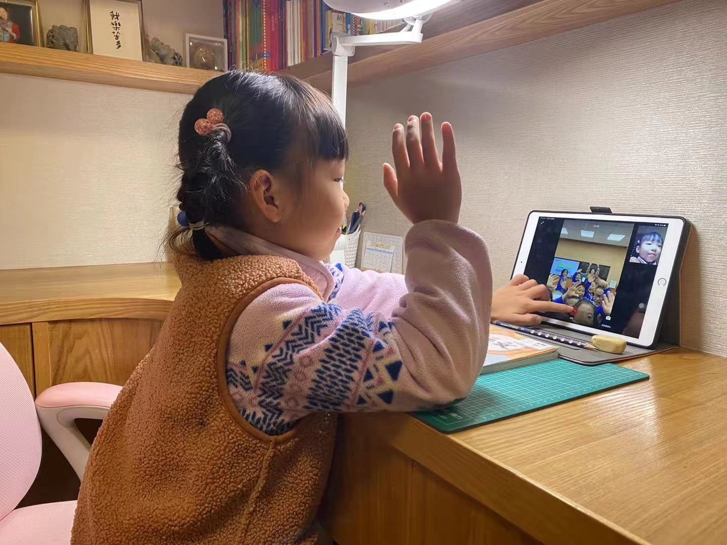 通过“云课堂”，居家防疫的凌梦马既可以同步学习，还能和同学们互动。 受访者家人供图