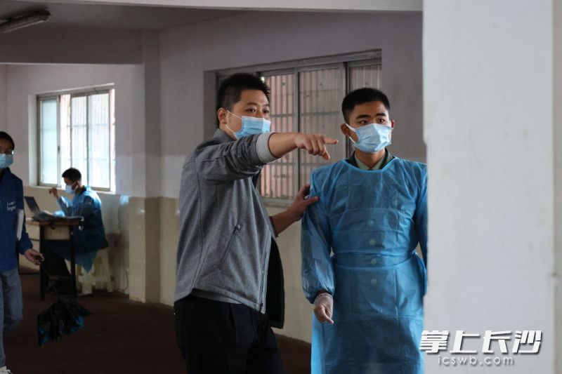 邹澳与社区工作人员，志愿者一起检查门面的防疫措施到位情况。 湘龙街道办事处供图