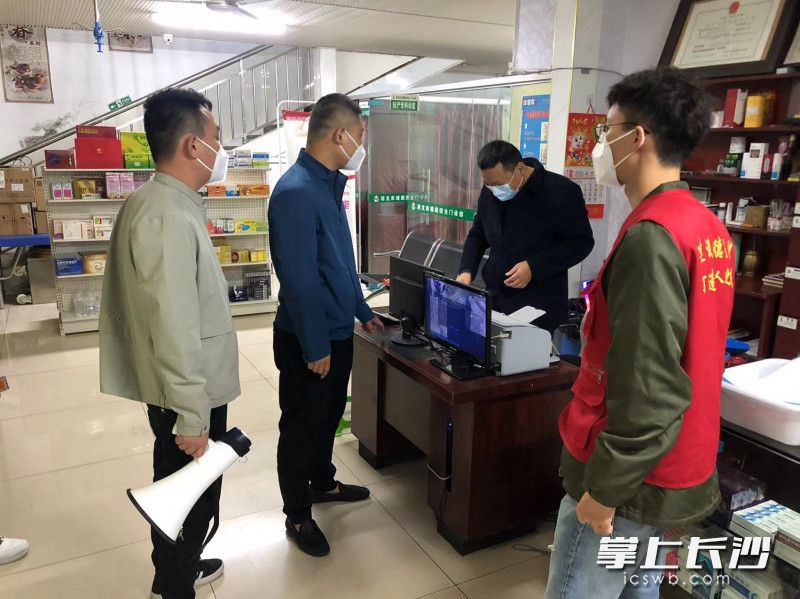 邹澳在湖南机电职院核酸采样点安排学生志愿者开展工作。 湘龙街道办事处 供图