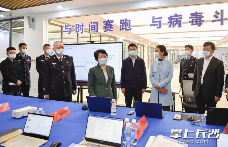 在市公安局，吴桂英看望慰问流调溯源数据合成作战专班工作人员。长沙晚报全媒体记者 余劭劼 摄