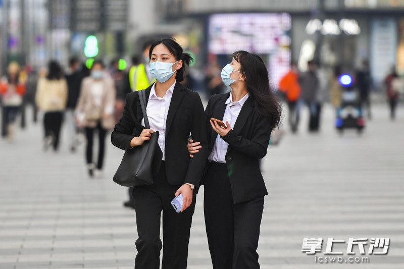 在长沙黄兴南路，市民规范佩戴口罩出行。全媒体记者 郭雨滴 摄