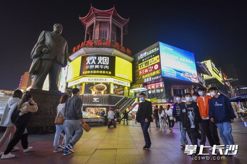 在长沙黄兴南路步行商业街，市民规范佩戴口罩出行。全媒体记者 郭雨滴 摄