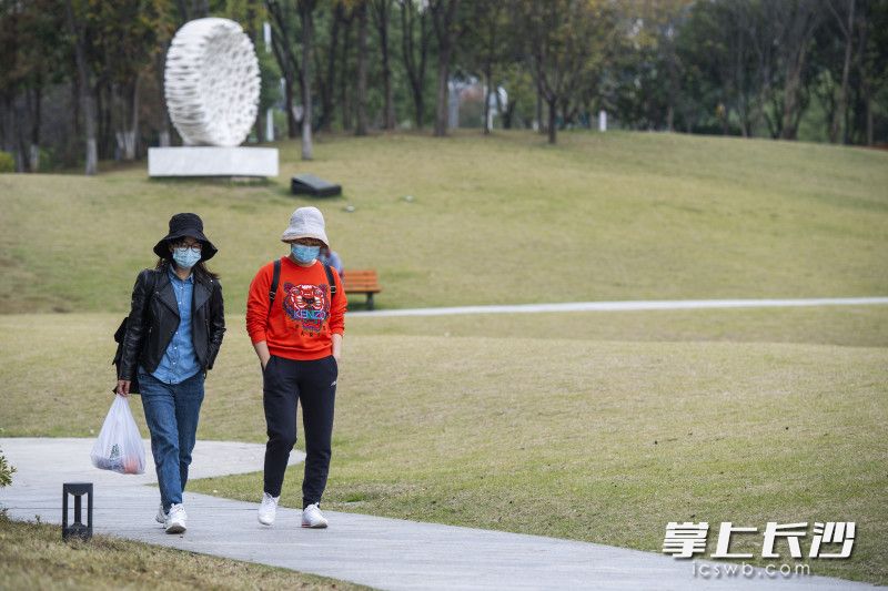在长沙李自健美术馆前，游客戴着口罩游览。长沙晚报全媒体记者 黄启晴 摄