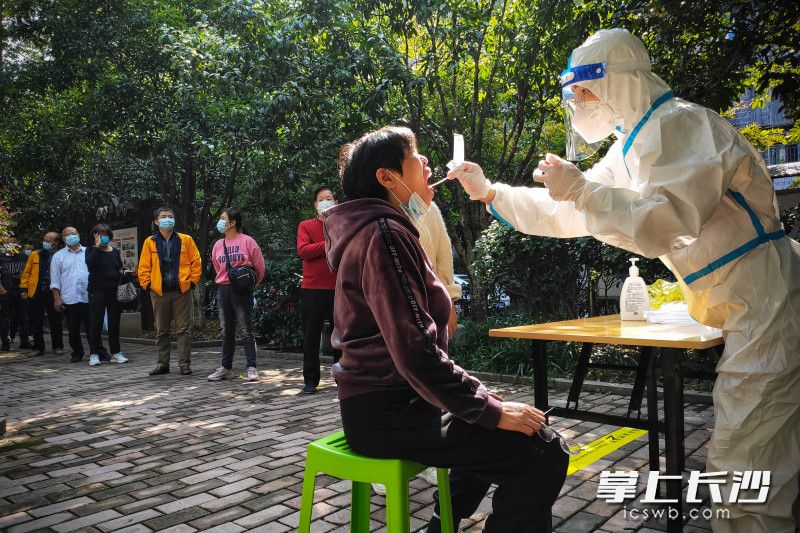 在芙蓉区马王堆社区，居民正在有序进行核酸检测。 全媒体记者 郭雨滴 摄