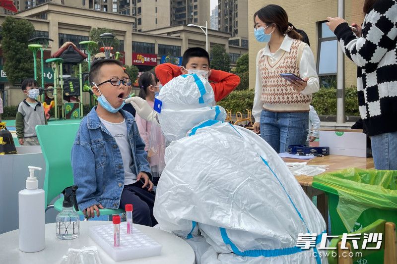 在岳麓区省文旅厅幼儿园梅溪湖分园，小朋友正在进行核酸检测。全媒体记者黄启晴 通讯员 邓淑霞 摄
