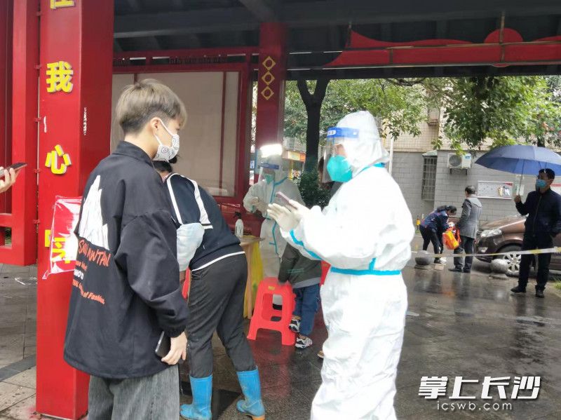 周姣化身“大白”，正在紧张地工作。通讯员 何傲楚 供图