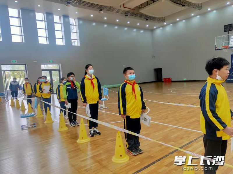 仰天湖新路小学学生们严守1米线排队。通讯员 鲁欣怡 供图