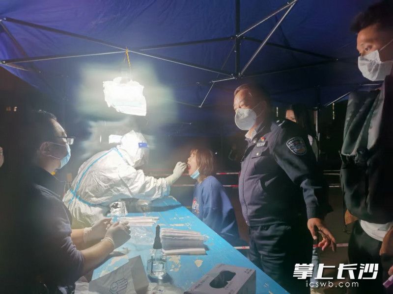 25日晚上，石建民在核酸检测现场。受访者供图 