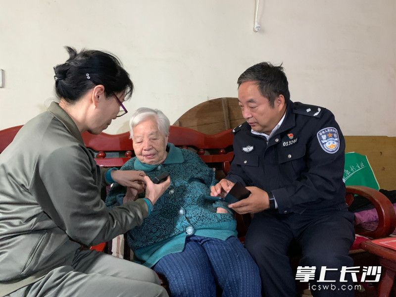 26日，石建民在为市民采集指纹。长沙晚报全媒体记者 邓艳红 摄