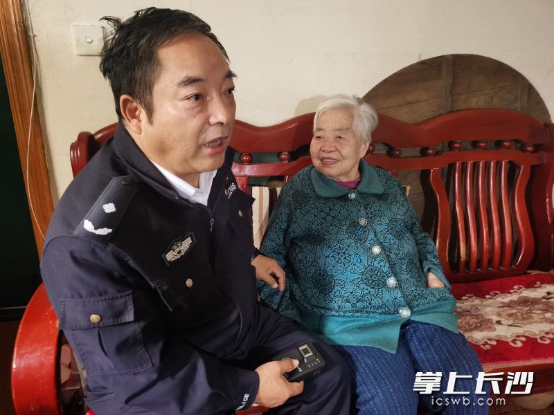 26日，石建民在为市民采集指纹。长沙晚报全媒体记者 邓艳红 摄