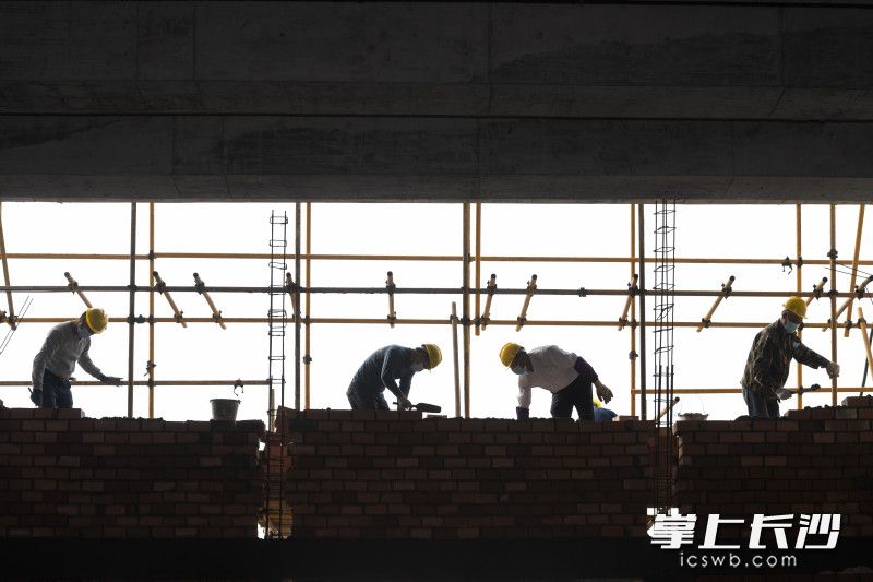 在长沙水业洋湖水厂二期扩建工程施工现场，工人戴着口罩在进行施工。全媒体记者 黄启晴 摄