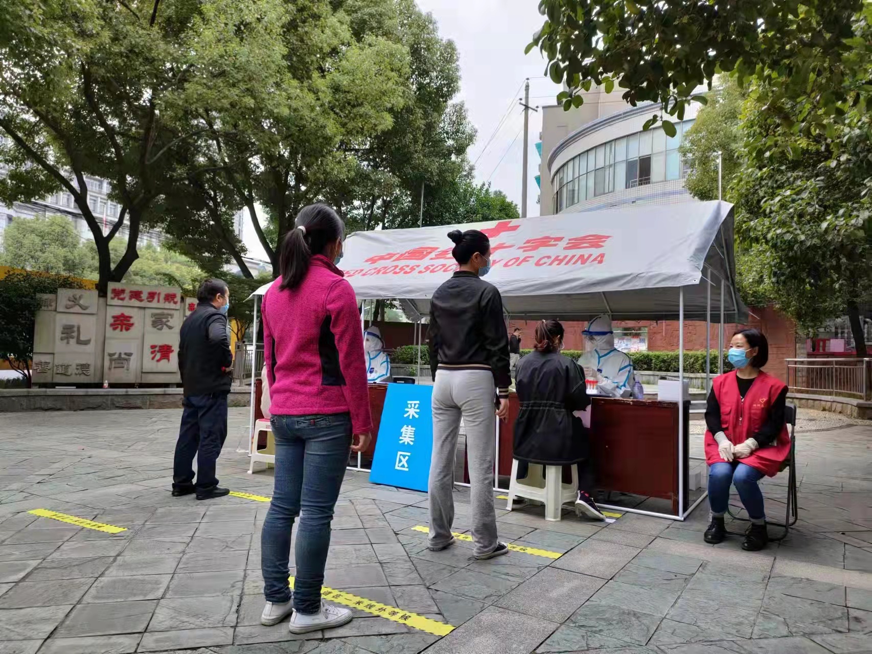 东湖社区居民间隔1米接受核酸检测。通讯员 海棠 摄