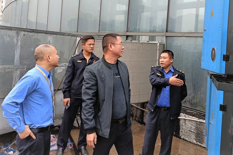 宁乡市城管局“净烟”行动多措并举取得实效，为争创全国文明典范城市增添了一抹“城管蓝”。长沙晚报全媒体记者 张禹 通讯员 张宏艳 摄影报道