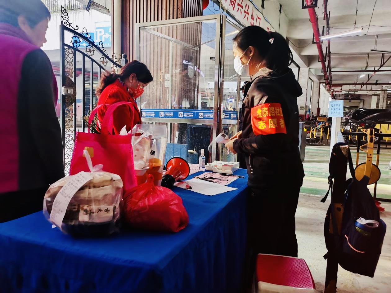 生活物资和外卖都集中定点放置，由“宅家送”志愿者为居家管控和行动不便老人派送上门。  通讯员 侯翔 摄