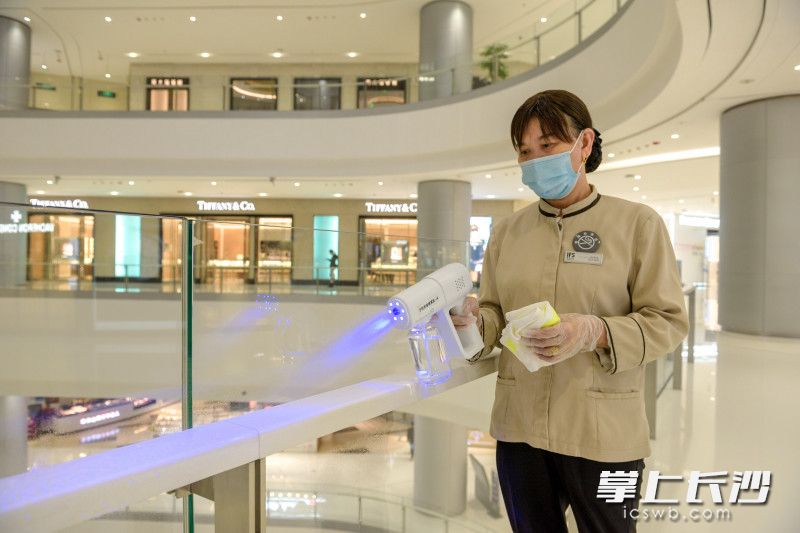 工作人员正在商场内进行消杀。