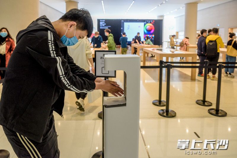 部分店门口摆放了消毒装置，供市民使用。