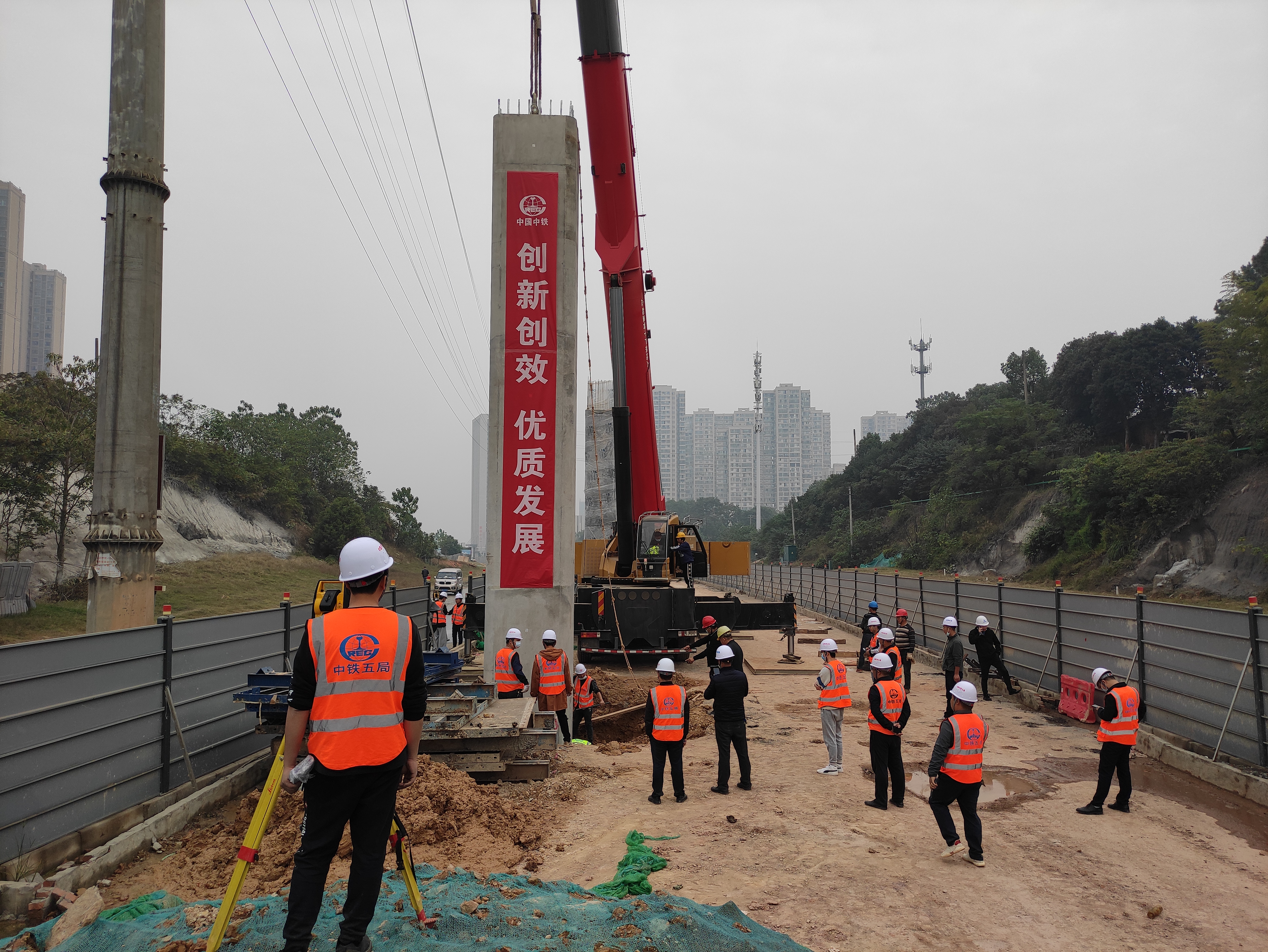 目前，万家丽路北延线（含电力隧道）项目已进入装配式预制墩柱施工阶段。长沙晚报全媒体记者 陈焕明 通讯员 戴雅琴 摄影报道