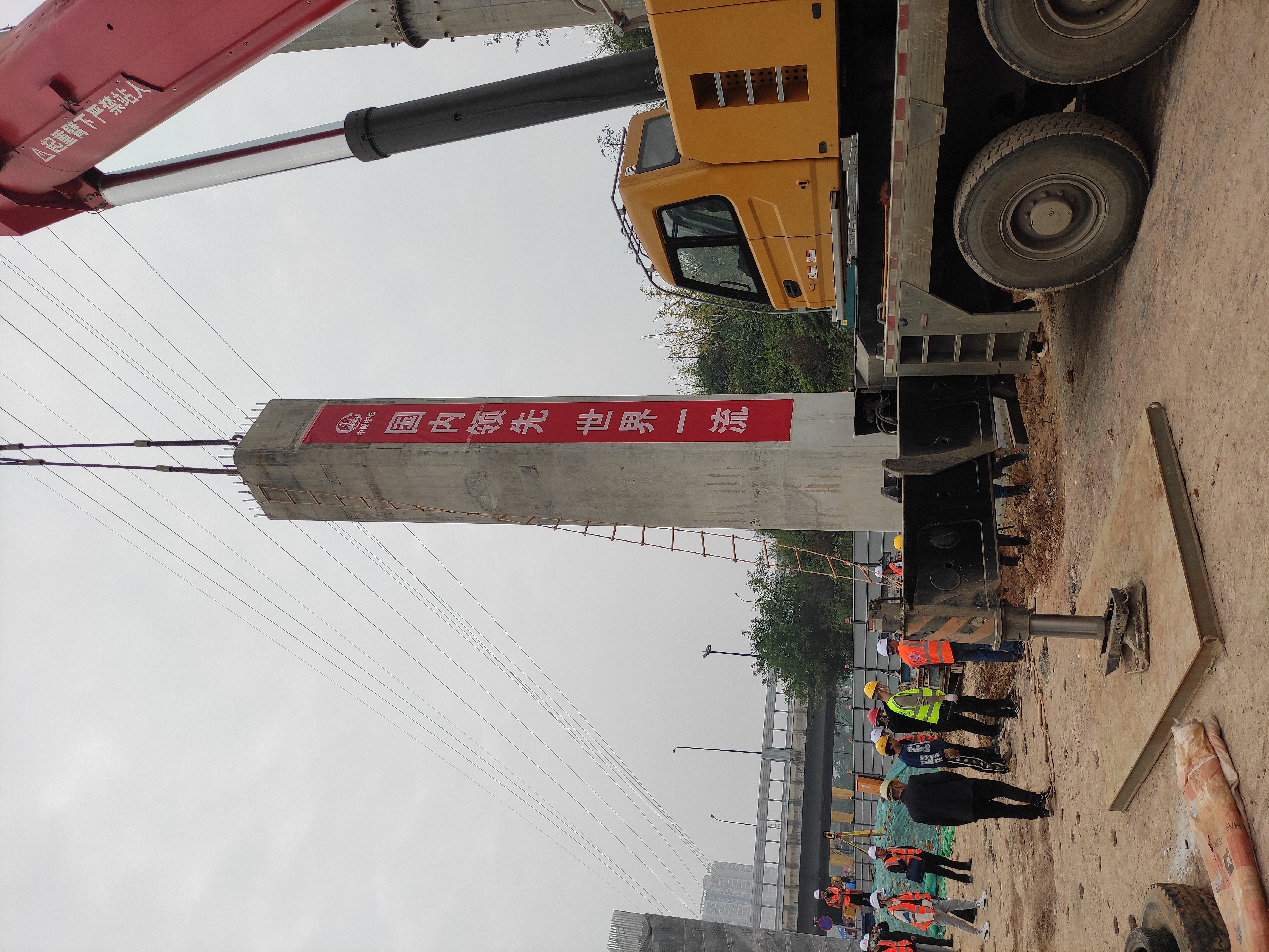 万家丽路北延线（含电力隧道）项目施工现场。