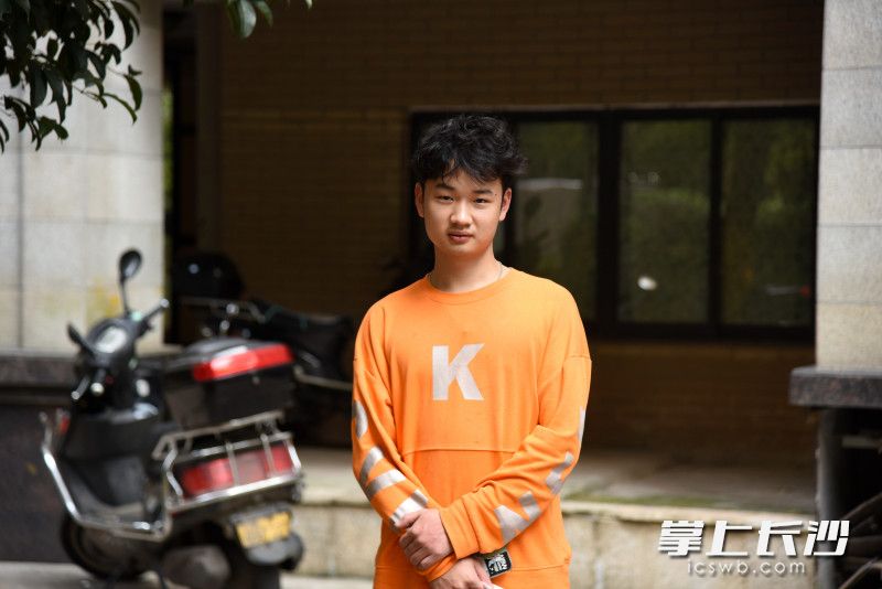 参与灭火救援的24岁长沙小伙刘虎踞。长沙晚报全媒体记者 刘琦 摄