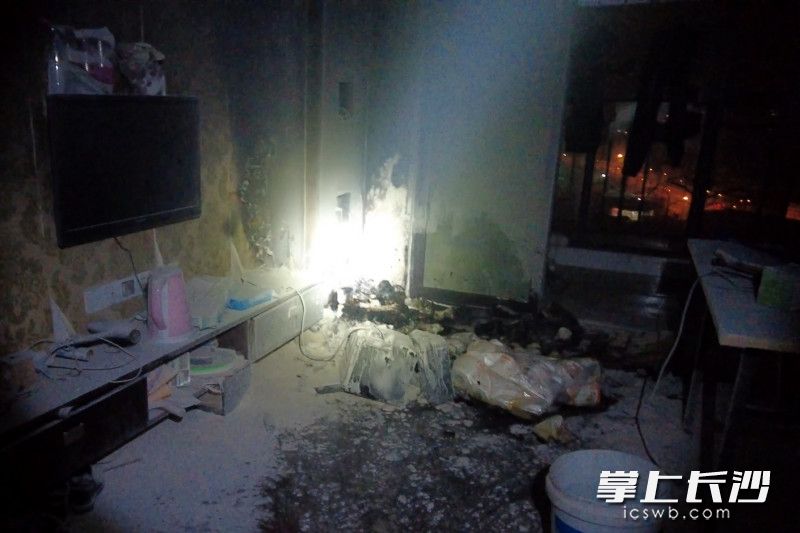 火灾过后，客厅墙被熏黑，部分家具电器被烧毁。视频截图