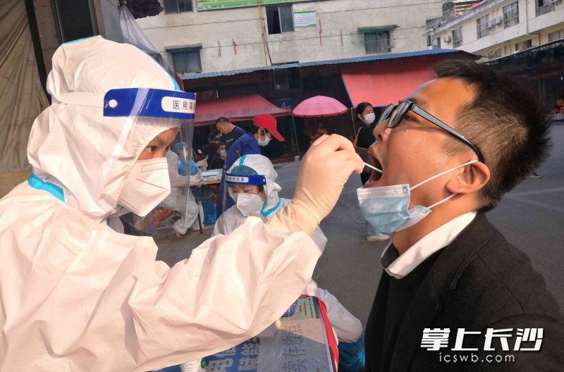 医护人员为商户取样。
