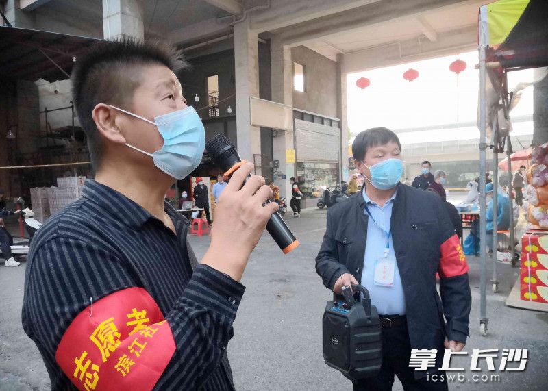 两名商户当起了志愿者，喊话同行来检查。