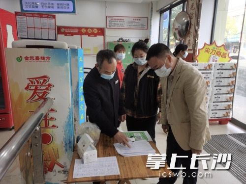 基层党员干部走村串户，织密疫情防控网。受访者供图