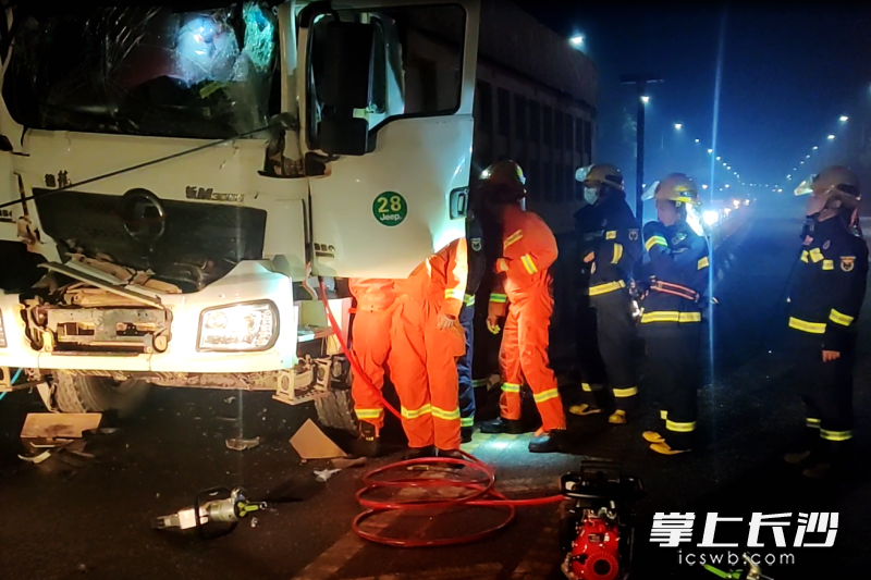 现场，后方渣土车车头部位严重受损，消防员迅速展开救援营救被困的驾驶员。均为长沙晚报通讯员 李文翠 供图