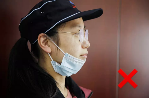 把口罩褪到下巴处，口罩外部带有的飞沫或细菌就会沾到下巴或下唇上，等于把细菌直接送到了嘴边。