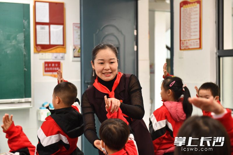 易贝正在教一年级的学生们学习敬少先队队礼。长沙晚报全媒体记者 郭雨滴 摄