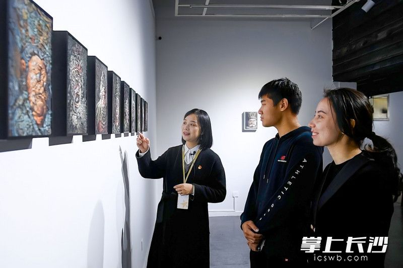 邓梦春在前行美术馆为观展群众讲解艺术家作品。长沙晚报全媒体记者 郭雨滴摄