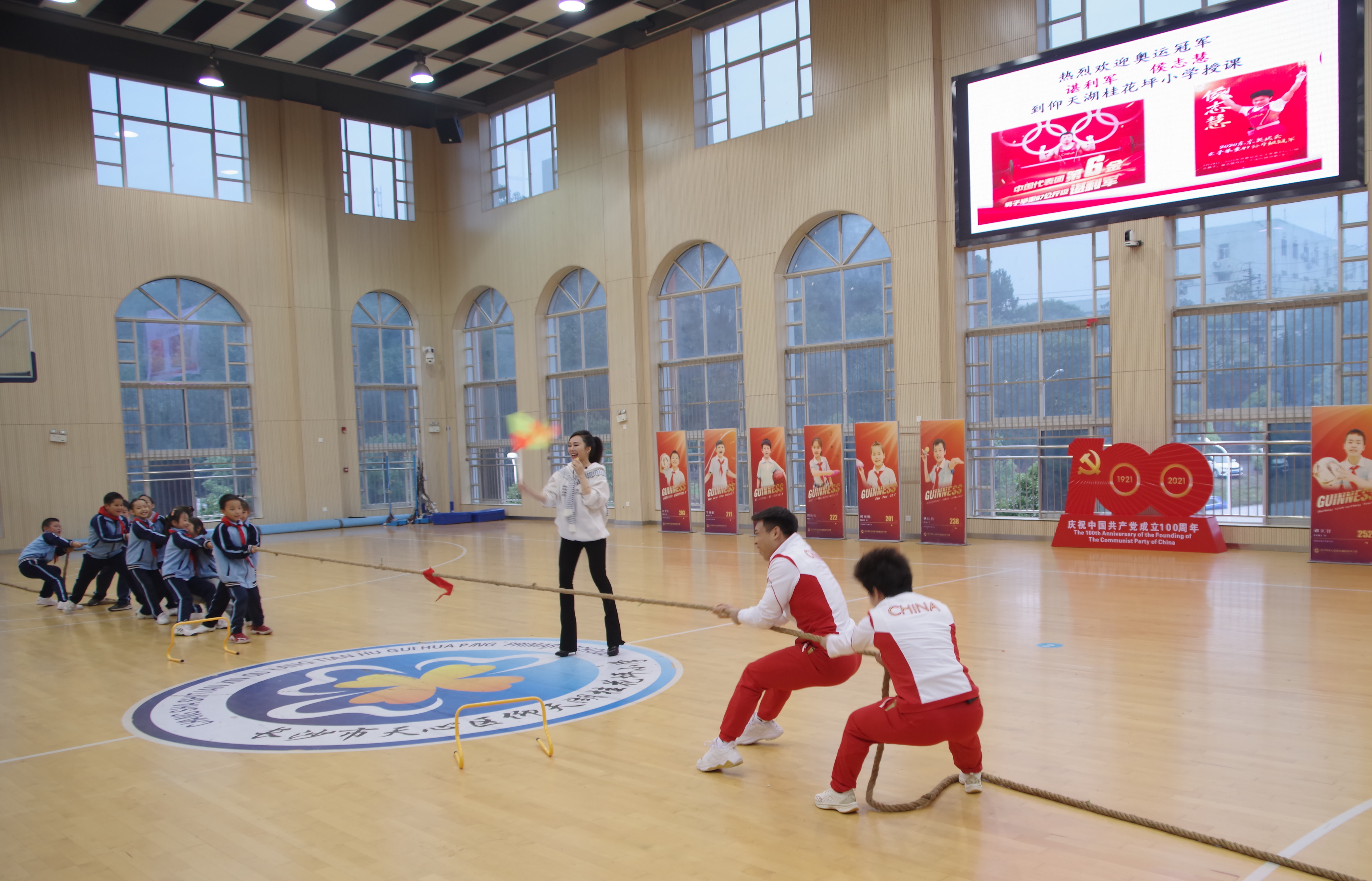 两位奥运冠军和10位小朋友拔河。均为长沙晚报通讯员 胡旋 摄