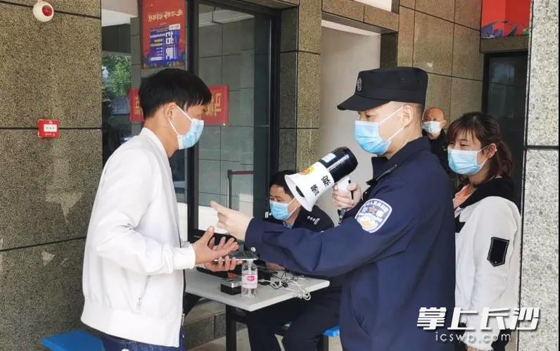 民警维护秩序